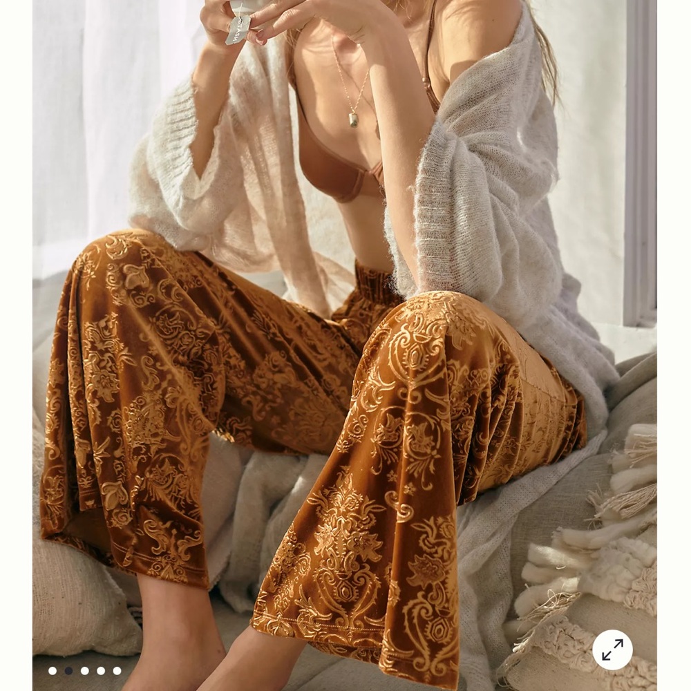 Beyond Yoga Velvet Gold flare leg Pants - Picture 3 of 13